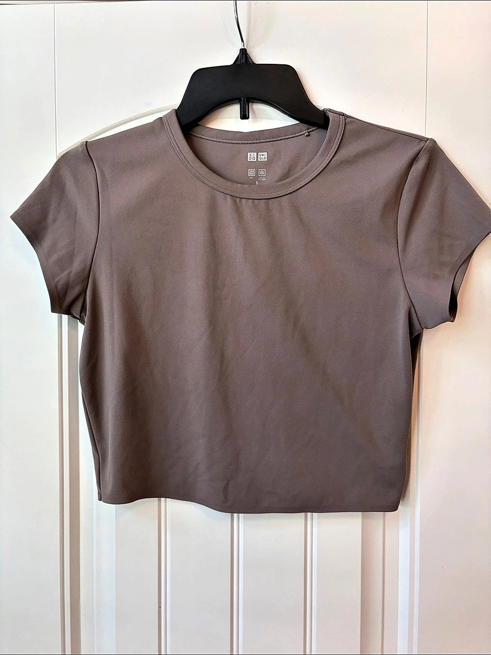 Uniqlo AIRism Cropped Tee in Gray Size Small Like New